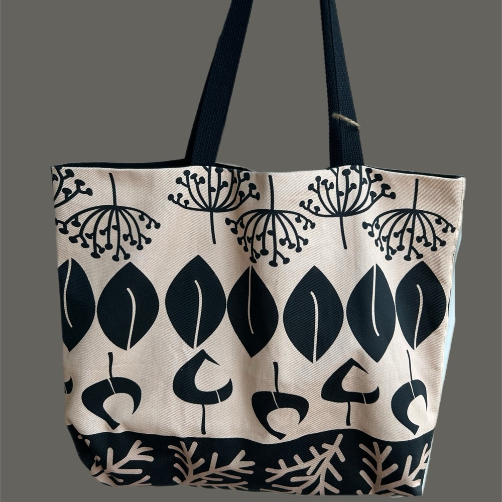 Large Tote Bag NWT Lined, Inside Pocket. Black and Tan Leaf Print. Great Travel.